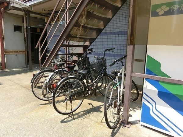 高川ハイツ　エントランス　駐輪スペース！
