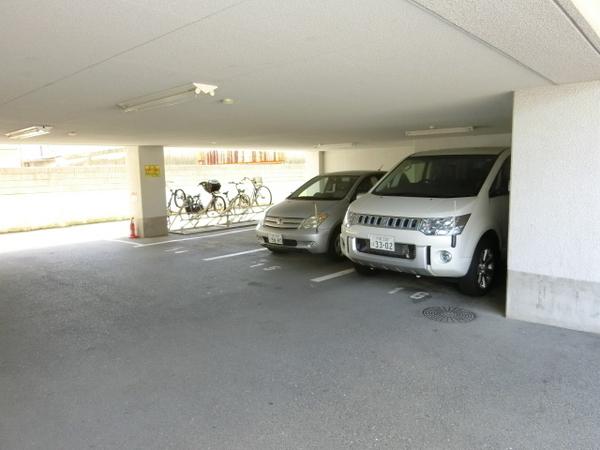パークハイム北花田　駐車場　１階が駐車場です！