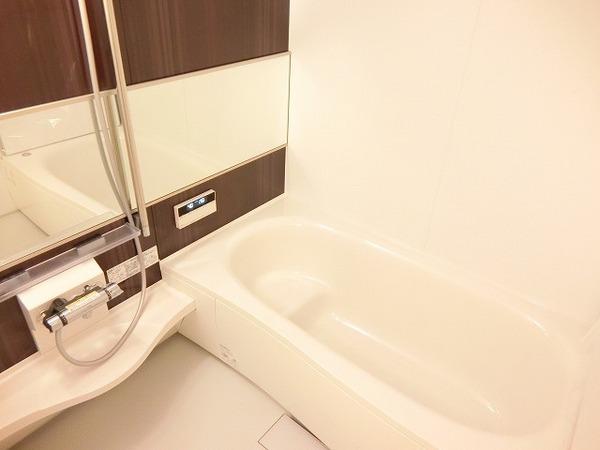 ディールーチェ中百舌鳥　バス　浴室乾燥機、追焚機能付の広々バスルーム！