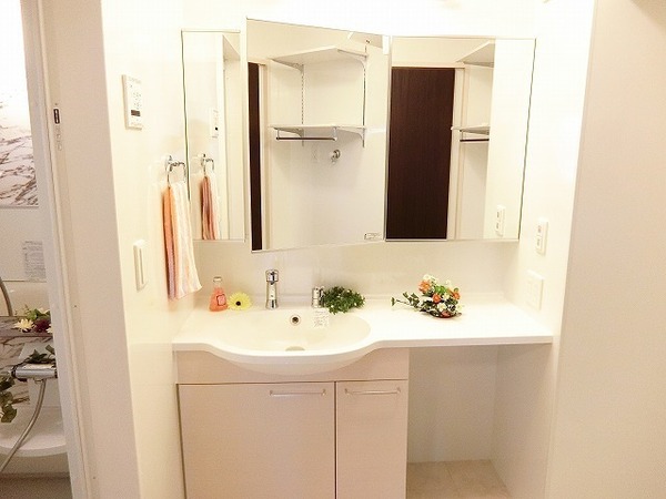 ベッラカーサ２　洗面台・洗面所　大きな鏡のシャンプードレッサー！