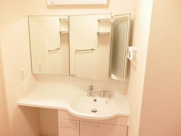 イズミ金岡　洗面台・洗面所　大きな鏡のシャンプードレッサー！