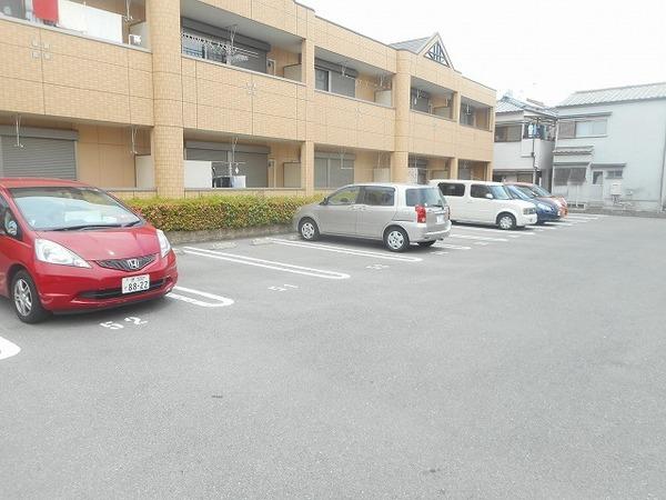 ガーデンヒルズ２　駐車場　駐車しやすい！