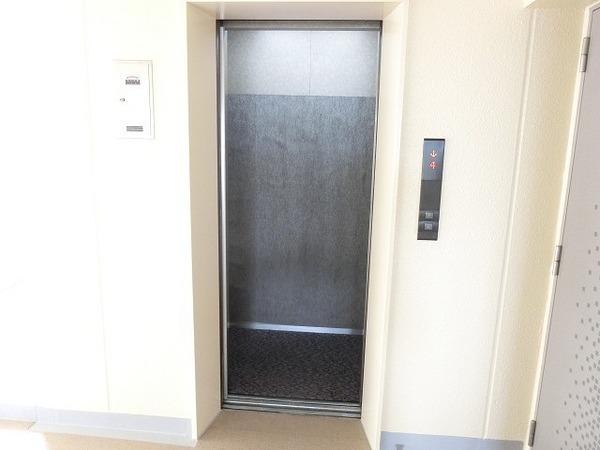 ハイツＮＡＮＩＷＡ　エントランス　エレベーター！