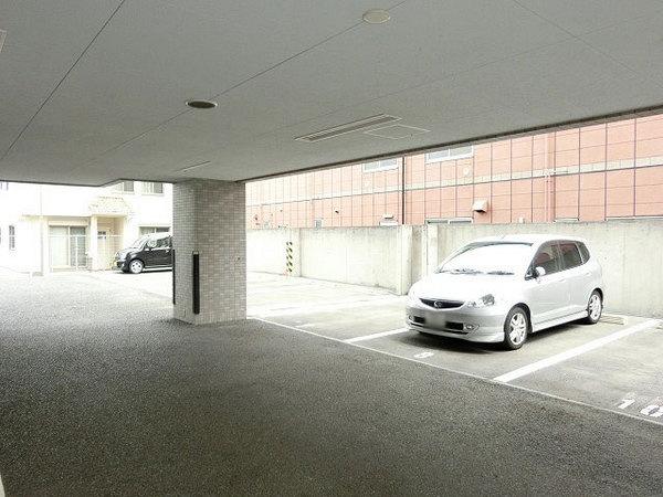 プライムハイツ南花田　駐車場　敷地内駐車場！