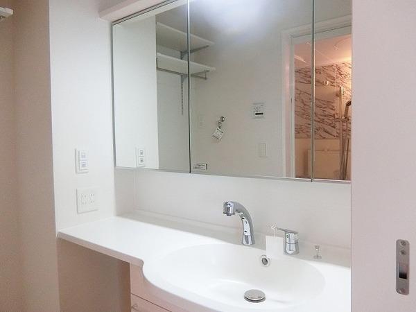 　洗面台・洗面所　大きな鏡のシャンプードレッサー！