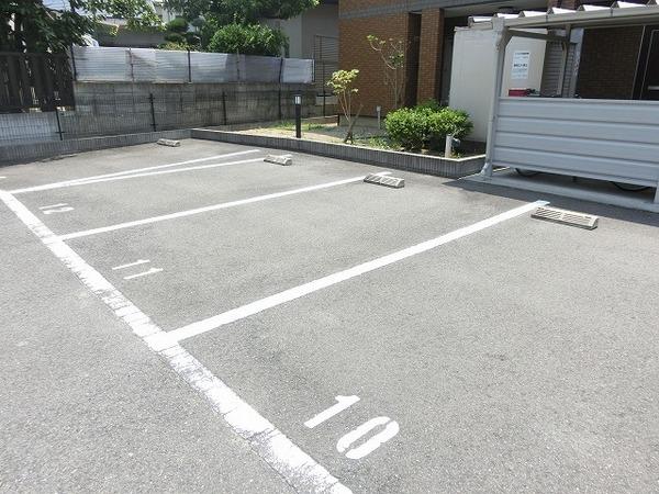 　駐車場　広くて駐車しやすい！