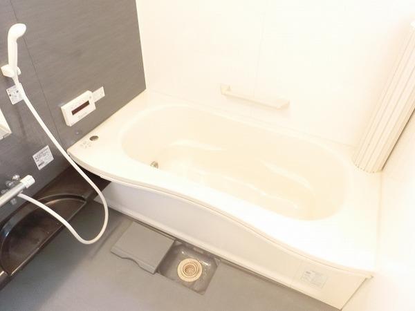 フルーレ・咲　バス　浴室乾燥機、追焚機能付の広々バスルーム！