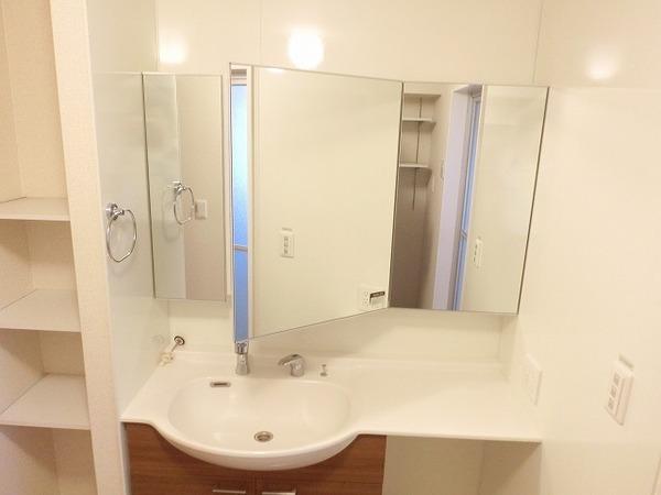 エヴァンタイユ羽衣Ｂ棟　洗面台・洗面所　大きな鏡のシャンプードレッサー！