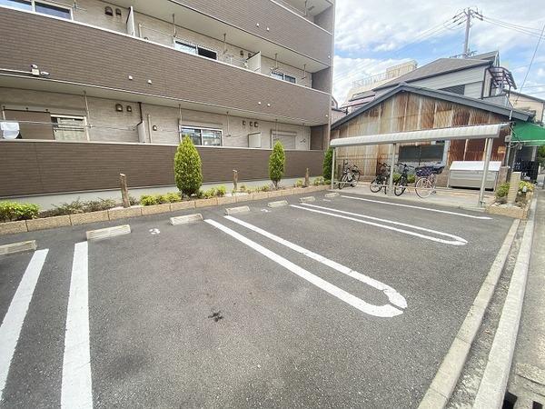 和ハウス２　駐車場　停めやすい区画です！
