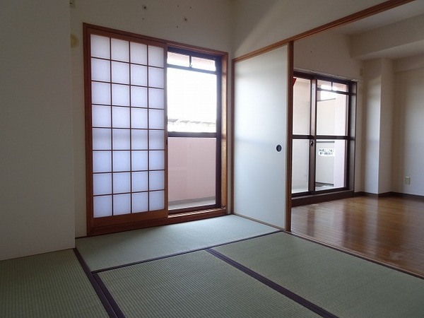 七道駅前マンション　和室　つなげて広々使えます！