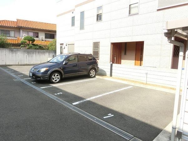 ルナコート上野芝　駐車場　平面駐車場！