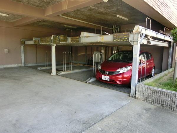　駐車場　屋根付き駐車場！