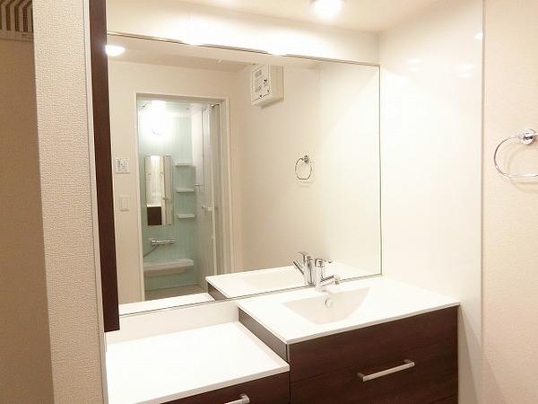 ゴールドラッシュ　洗面台・洗面所　大きな鏡のシャンプードレッサー！